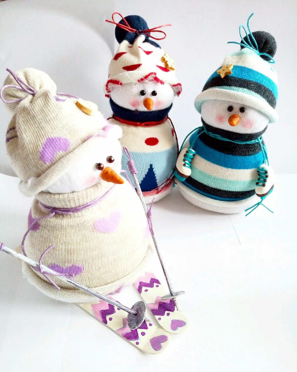 Новогодние снеговики из флиса. Необычные игрушки хенд мейд. Авторский снеговик. Снеговичок вручную собран. Снеговик из смолы.