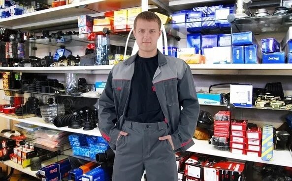 Менеджер по запчастям картинки. Продавец консультант автозапчастей. Требуется менеджер по продаже автозапчастей. Продавец автозапчастей. Менеджер по продажам автозапчастей москва.