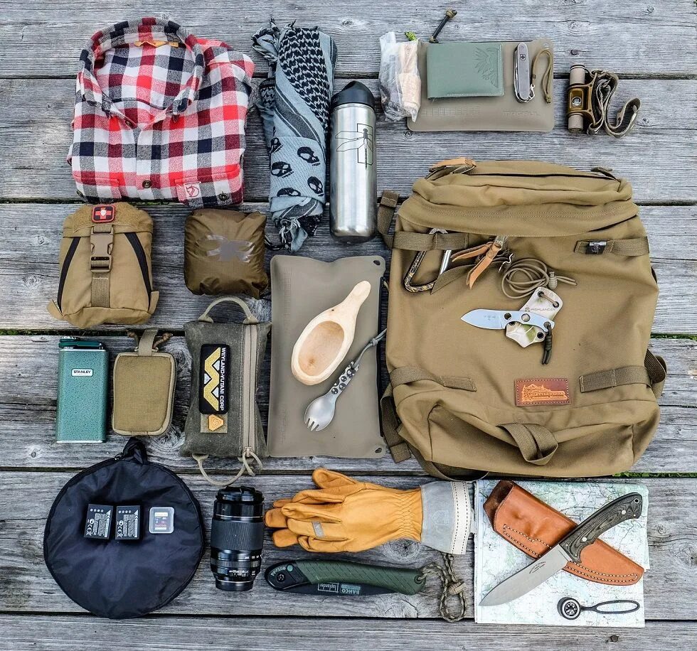 Вещи в походном состоянии. Бушкрафт Пеший поход снаряжение. Bushcraft & Survival Kit. Бушкрафт экипировка охотника.