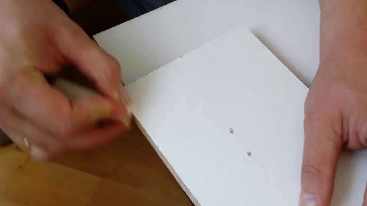 Как заделать скол в дсп. Сколы на мебели. скол на белой мебели. сколы на лдсп. скол на белом лдсп.