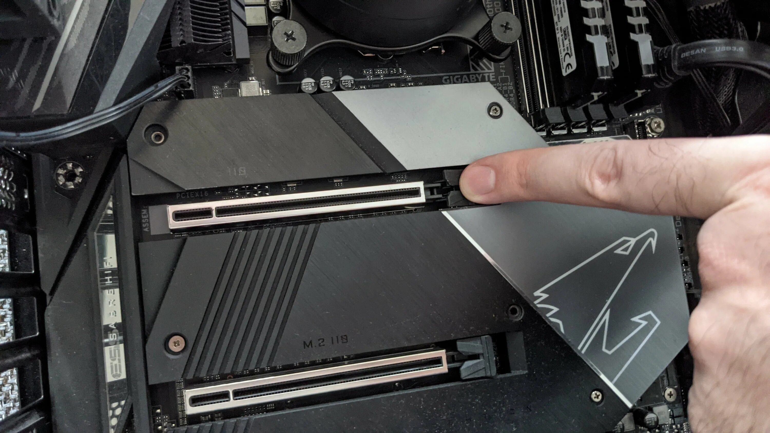 Вставить видеокарту в слот pci e. Вставить видеокарту в слот pci e