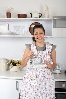 Женщина смеется на кухне