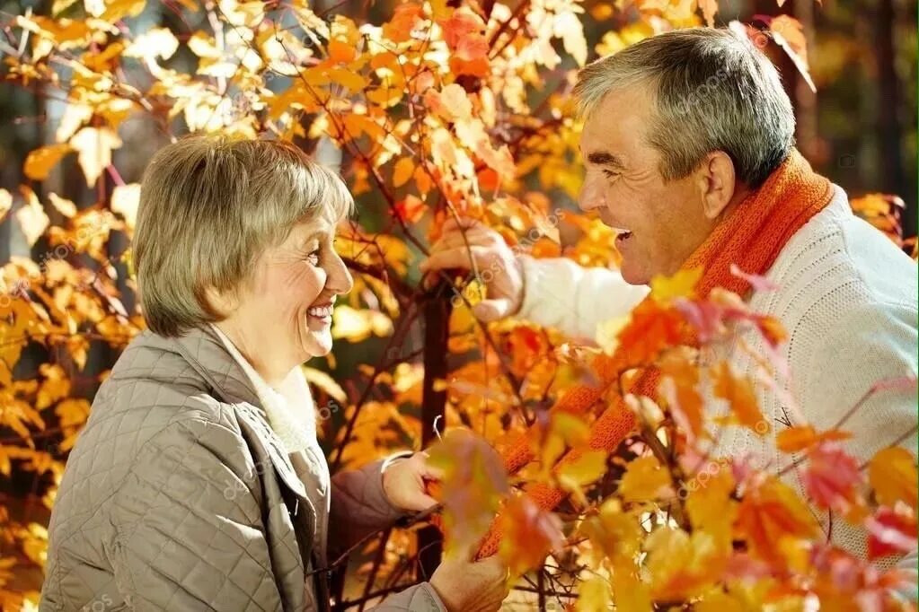 Деревня осенью. Осень в деревне. Осень жизни. Осень в деревне. Пожилые люди в парке осенью.