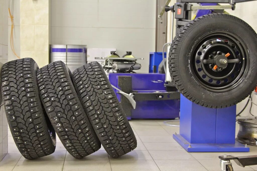 Шиномонтаж. Переобувка шин. Шиномонтаж шины. Шиномонтаж. Шиномонтаж шины.