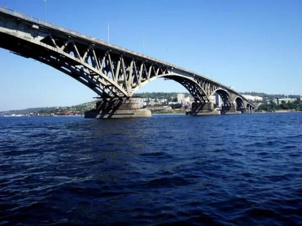 Message bridge. Саратовский мост с Энгельса. Саратов мост через Волгу. Саратовский арочный мост. Сообщение про Саратовский мост через Волгу.