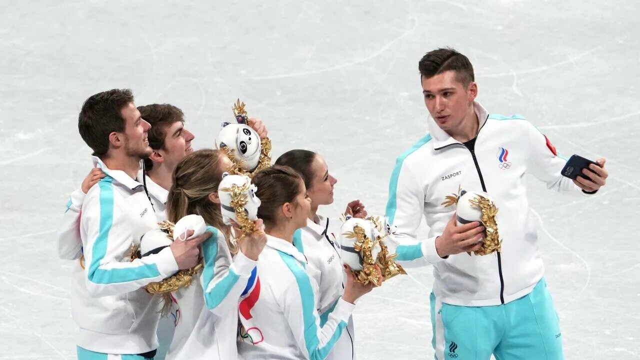 Фукуреска камила валиева. Командное золото фигурное катание. Командное золото фигурное катание. Синицына кацалапов пекин 2022. Командное золото фигурное катание.