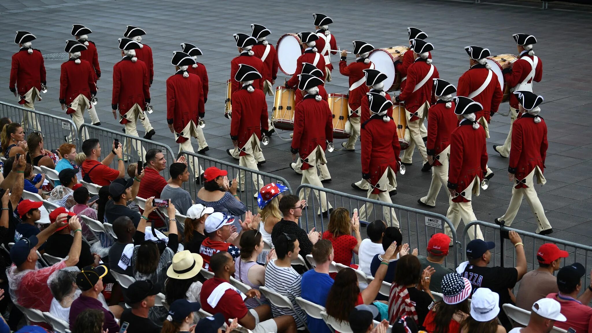 Парад в америке. День независимости США парад. Военный парад в США на день независимости. Парад 4 июля в США. США 1700.
