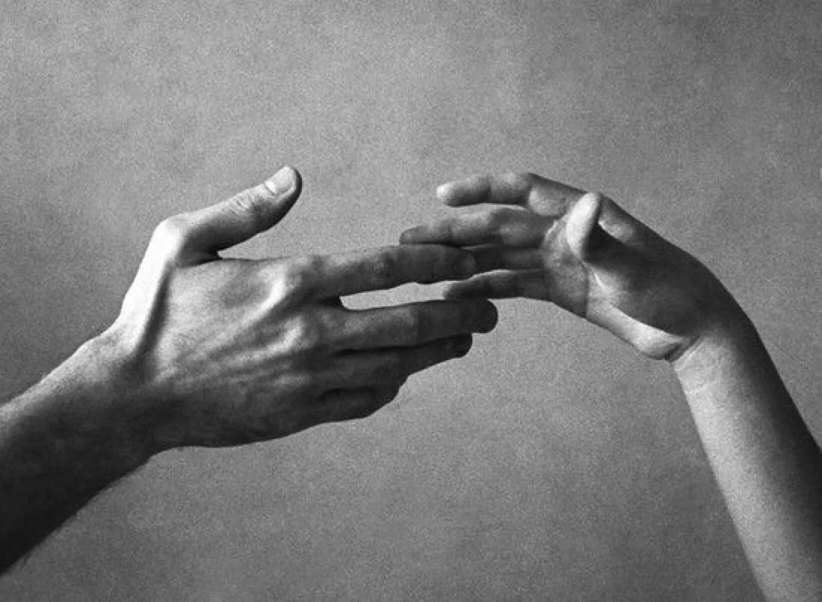 Мужская рука. Мужская и женская рука. Касание ладоней. Переплетенные пальцы.