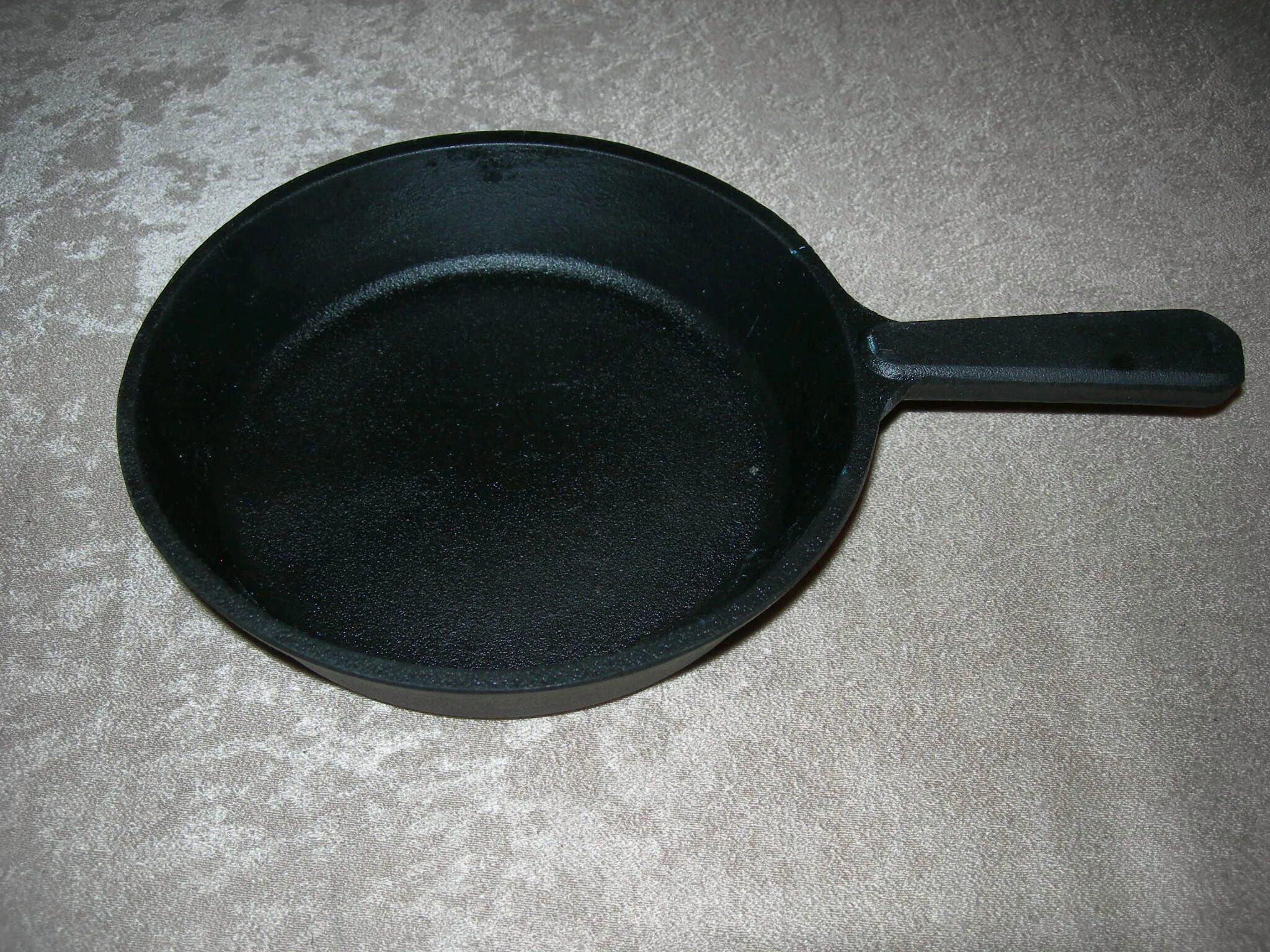 Чугунная сковорода тефаль. Какая лучшая чугунная сковорода. Круглая сковорода чугунная пластина для барбекю. Сковорода чугунная 26 см. Сковорода из керамики.