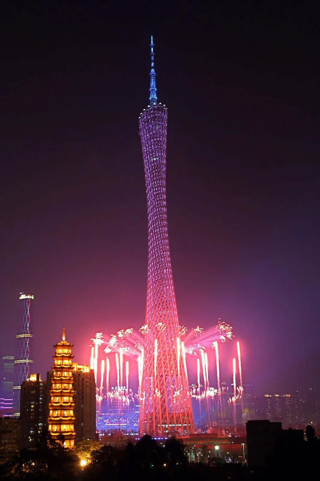 Какие бывают башни. Кантон Тауэр Гуанчжоу. Башня Гуанчжоу в Китае. Телебашня Гуанчжоу Гуандун. Башня Шухова Гуанчжоу.