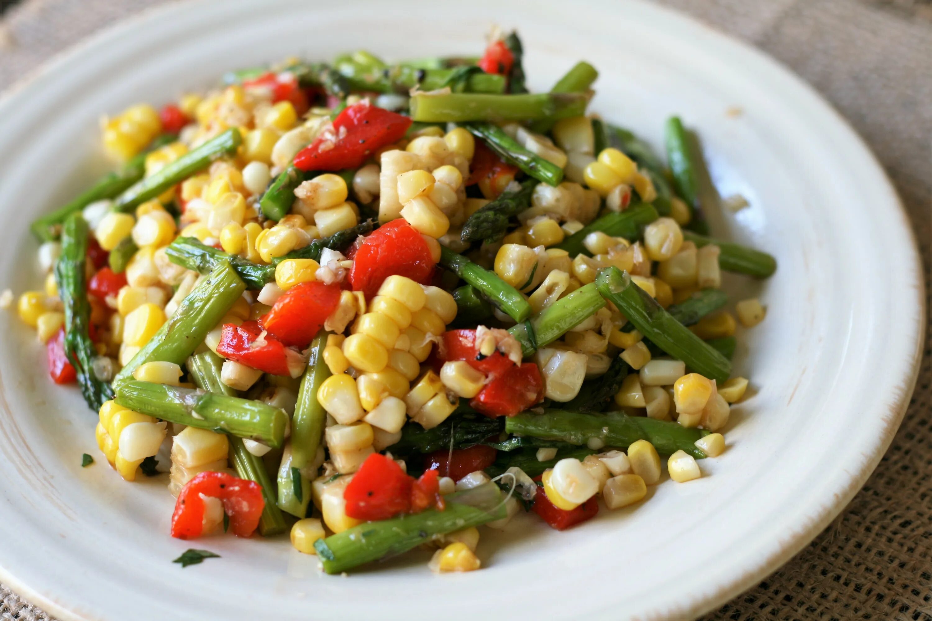 Салат с кукурузой с маслом. Гарнир из кукурузы. Веганские гарниры. Corn Salad. Asparagus Salad.