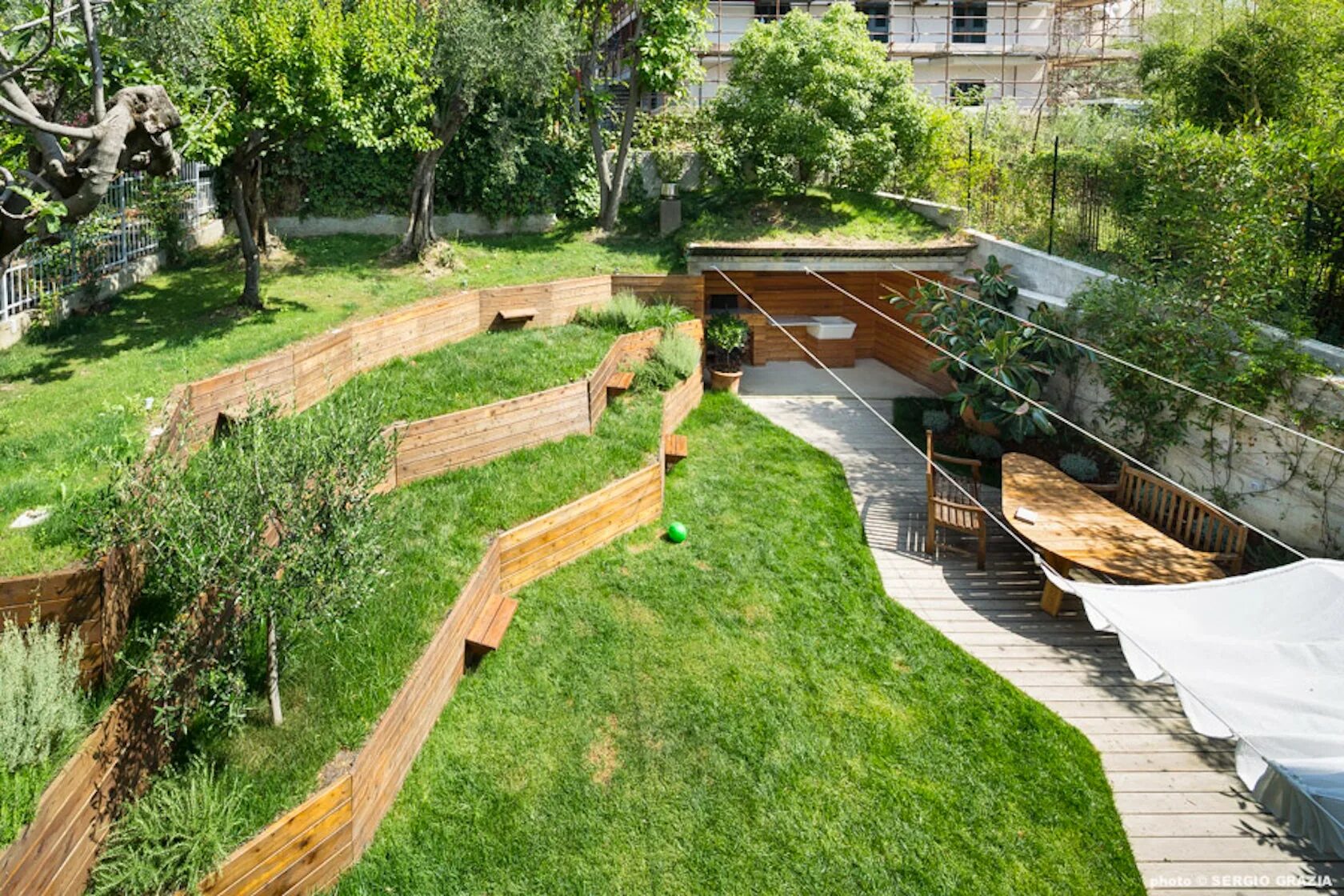 Деревянные террасы на склоне. Террасирование склонов абхазия. Пермакультура террасирование. Террасирование участка подпорные стены. Терраса оврага.