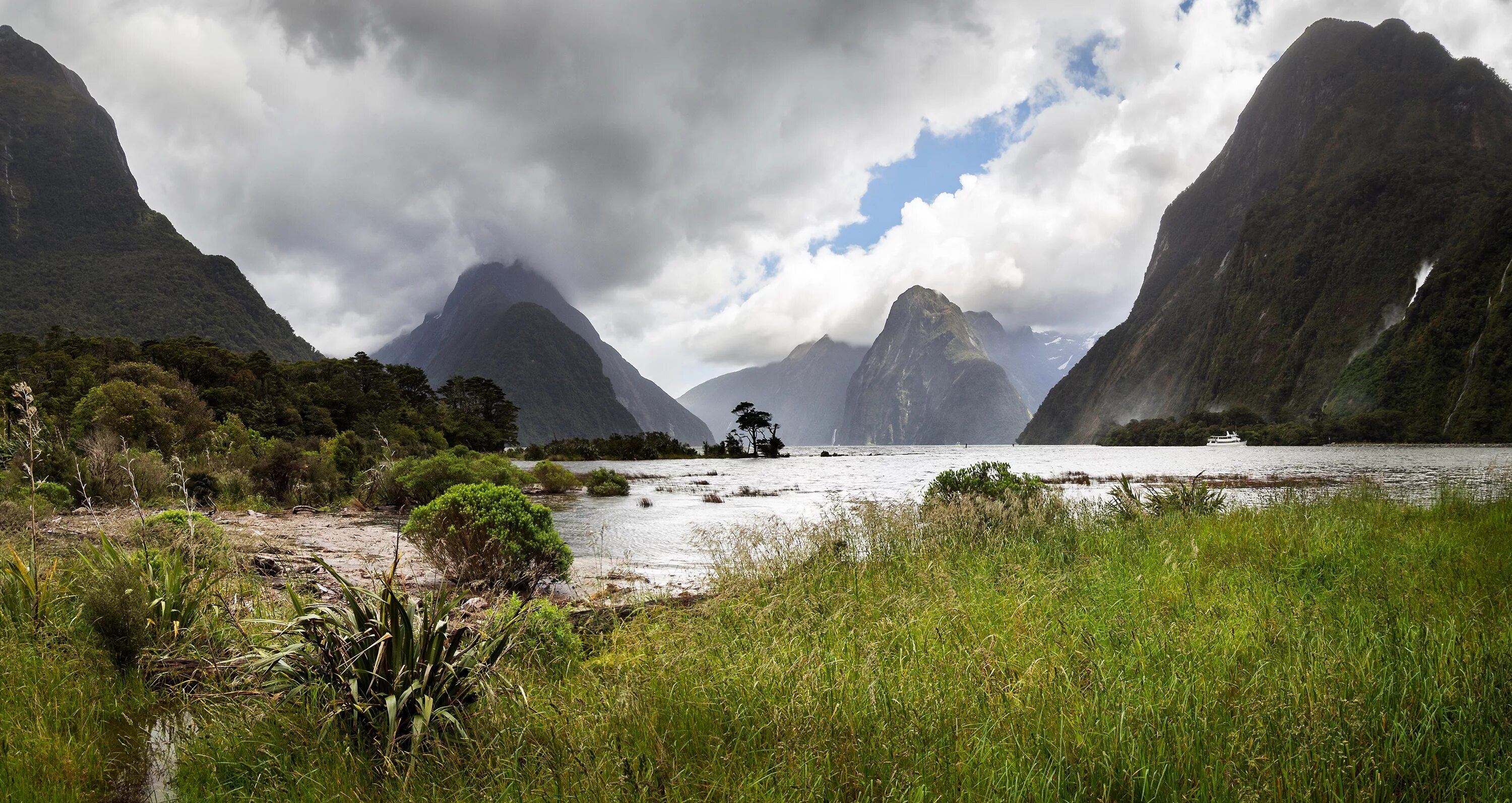 New zealand national. Милфорд саунд новая Зеландия. Парк Фьордленд новая Зеландия. Фьорд Милфорд-саунд в новой Зеландии. Новая Зеландия горы. Национальный парк.