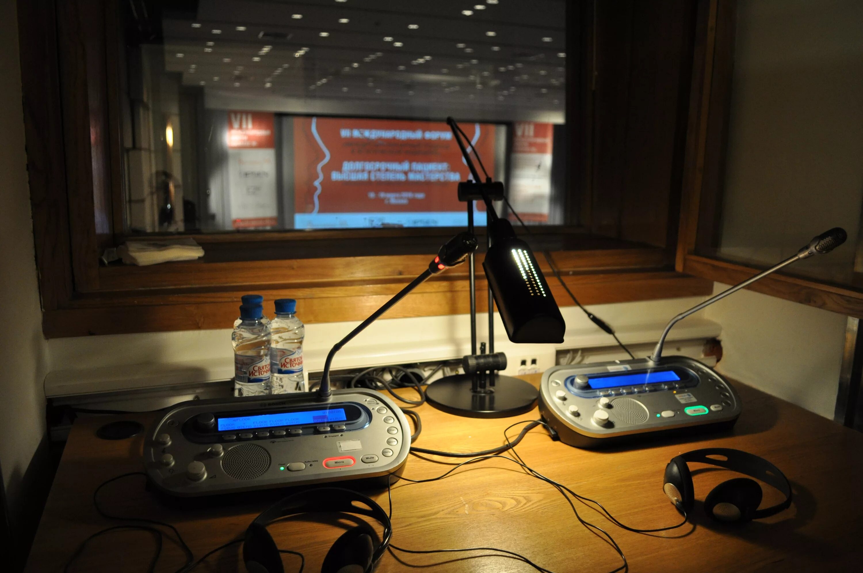 Max simultaneous 1000 mah simultaneous. Переводчик синхронист. кабина синхронного переводчика. simultaneous. аппаратура для синхронного перевода.