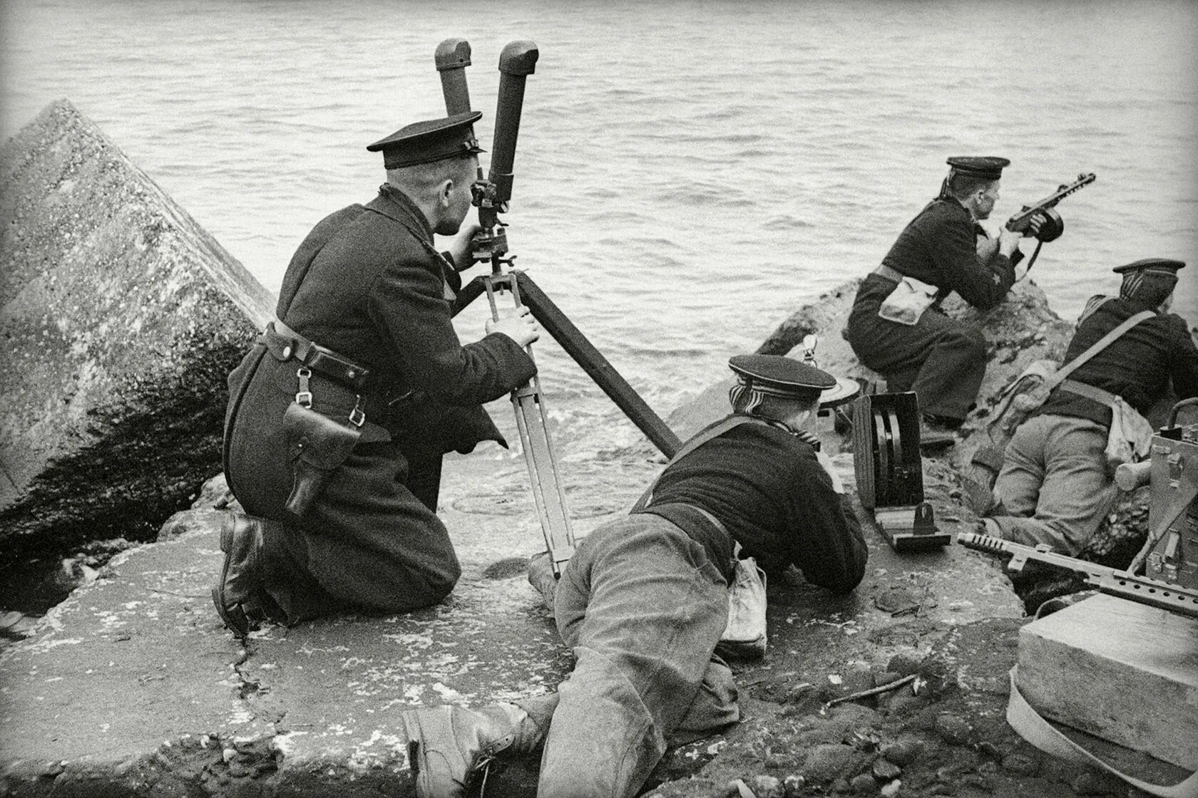 Матрос севастополь великая отечественная. Евгений халдей фотографии севастополь. И. Военкор моряк. Военкор моряк.