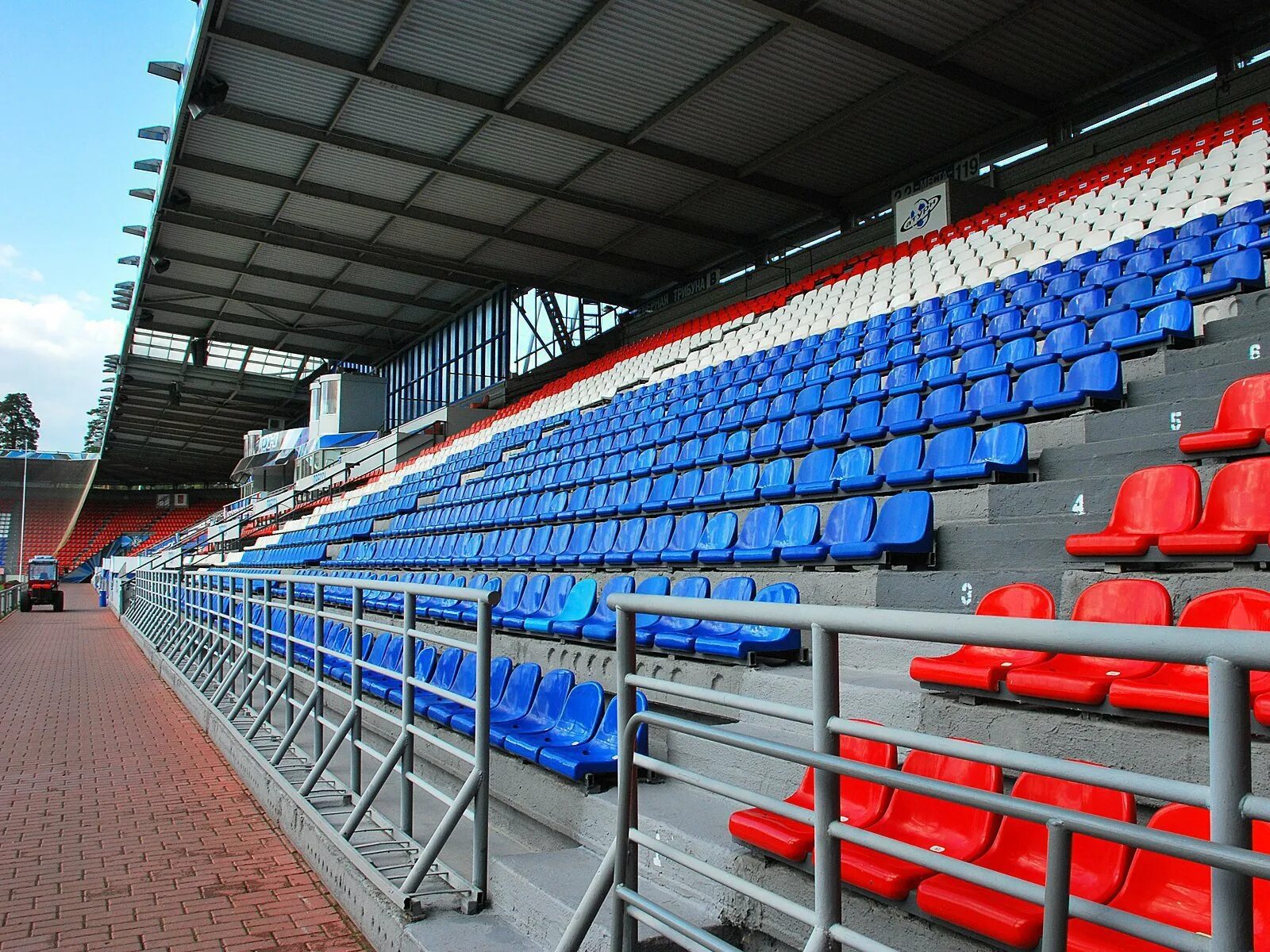 Трибуна сборно-разборная на 20 мест гросс фильтр. Трибуны на футбольном поле. Быстровозводимые трибуны. Трибуны. Краснодар дворец спорта олимп расположение секторов.