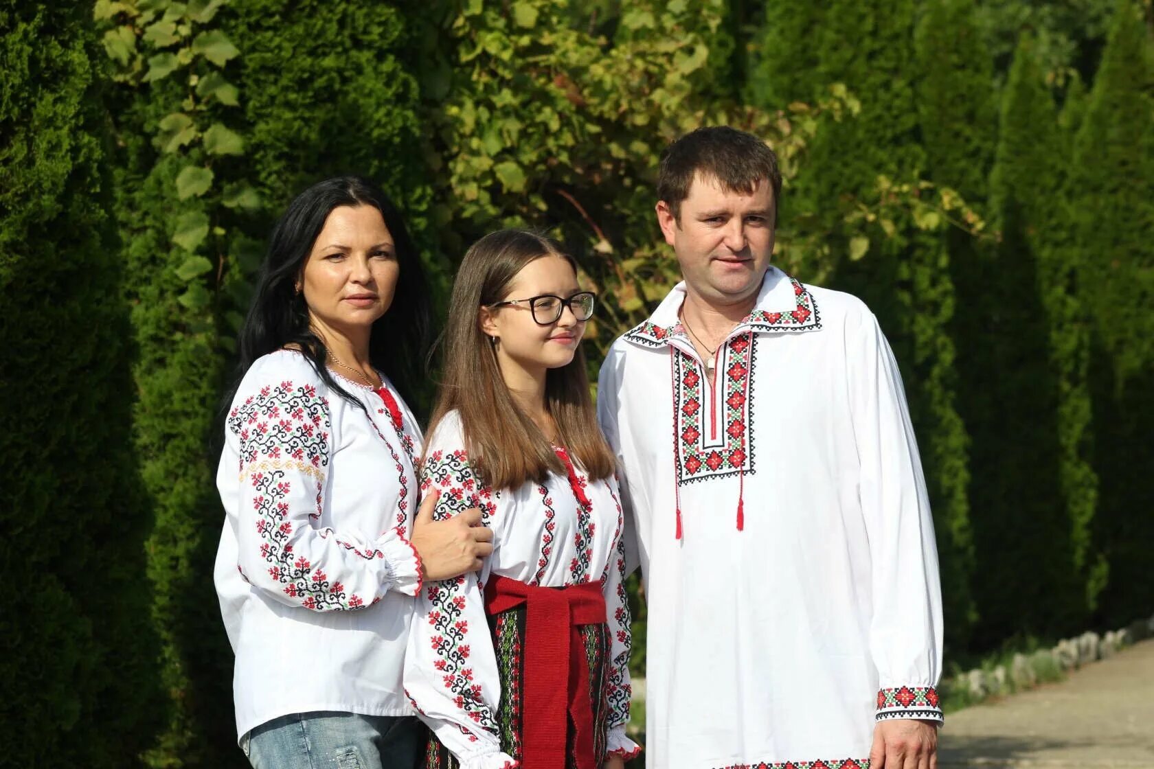 Молдаванин живет. Молдавия народ внешность. Молдаване. Молдавский фольклор. Молдавские люди.