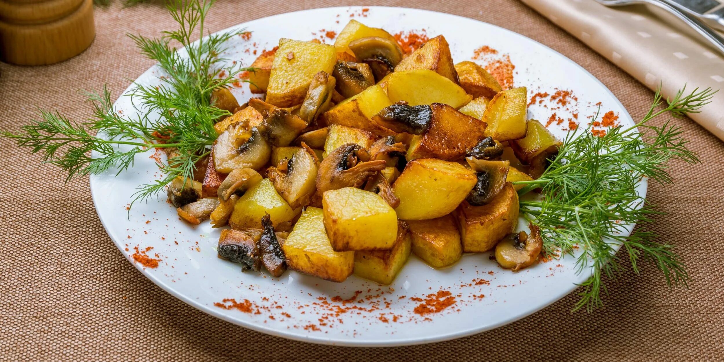 Картофель с шампиньонами на сковороде. Жареная картошечка с грибами. Картофель жареный с грибами. Маслята жареные с картошкой. Картошка с грибами.