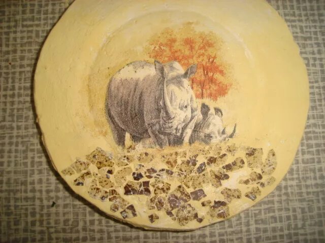 Тарелочка в технике папье-маше. Тарелка икеа 18691. Папье маше блюдце. Тарелка из папье маше. Тарелка из папье маше.