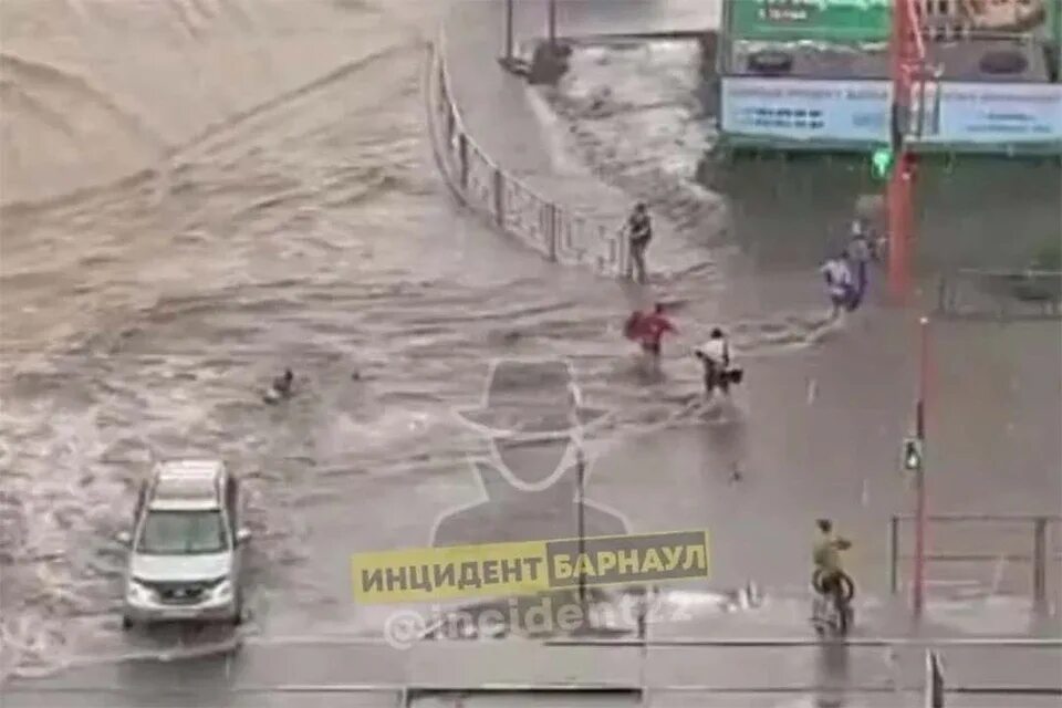 Потоп в алтайском крае 2024. Потоп в Барнауле. Барнаул потоп 2023. Барнаул Барнаул затопило. Ливень в Барнауле сегодня.
