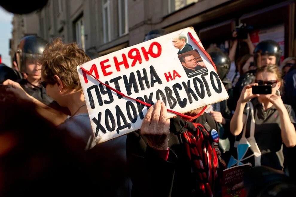 Статус митинг. Митинг против 6 статьи конституции. митинг в москве сегодня триумфальная. митинг за отмену 6 статьи конституции ссср. митинги за отмену срочной службы.