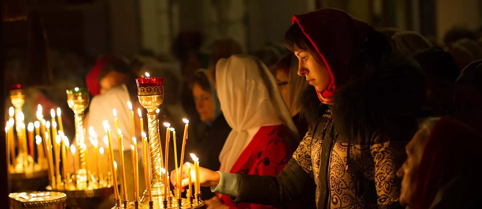 Православную службу вечернюю. Вечерняя служба. Посещать литургию. Чистый четверг вечерняя служба со свечками. Понимание вечерней.