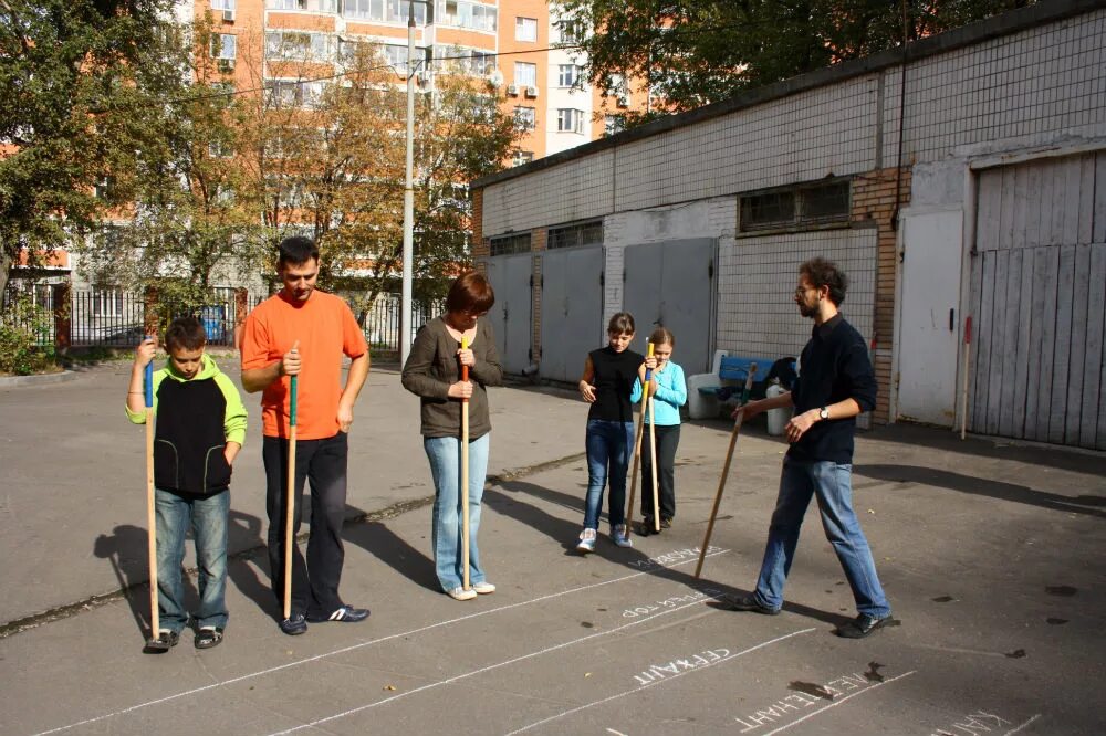 Игра банки палки. Дворовая игра пекарь. Дворовая игра банки. Игра палки банки. Советская игра пекарь.