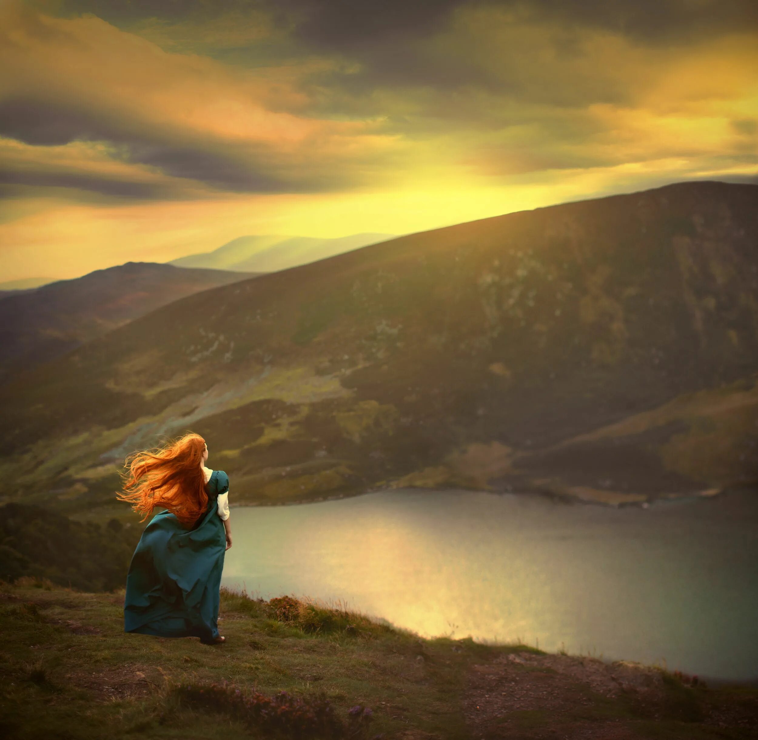 Красивая девушка в горах. Мужчина побыть наедине с собой. Наедине. Душевное спокойствие фото. Одинокий на горе.