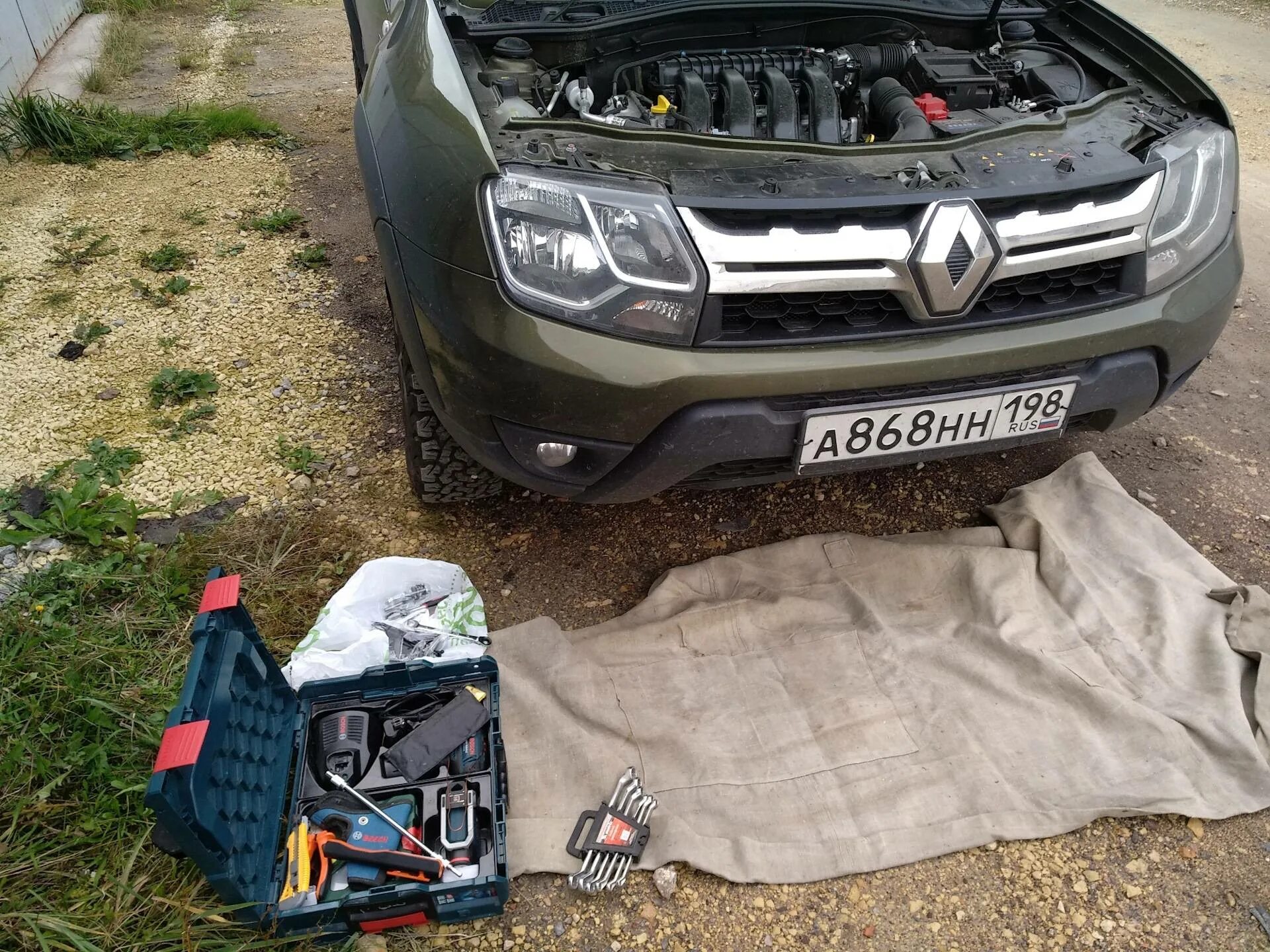 Снять решетку дастер. Снятие передней решётки бампера renault duster. крепление решетки радиатора duster. duster 2019 крепление радиатора. решетки на дастер 2018.