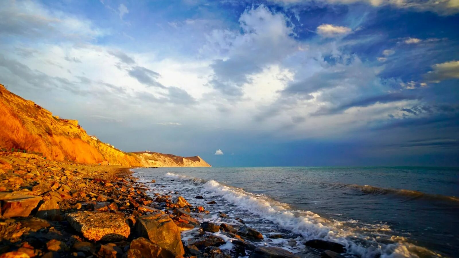 Достопримечательности морей россии. Черное море берег берег Анапа. Черное море Анапа высокий берег. Анапское побережье черное море. Юга Анапа чёрное море.