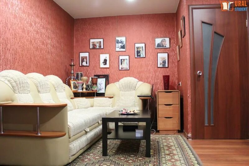 Счастливая семья в новой квартире. Апартаменты. Новая квартира. Квартирный переезд. Люди и мебель.