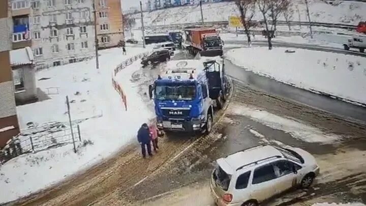 Грузовик переехал. Пешехода переехали в Корсакове. КАМАЗ переехал женщину 21.03.2022 Новосибирск. Грузовик переехал человека.