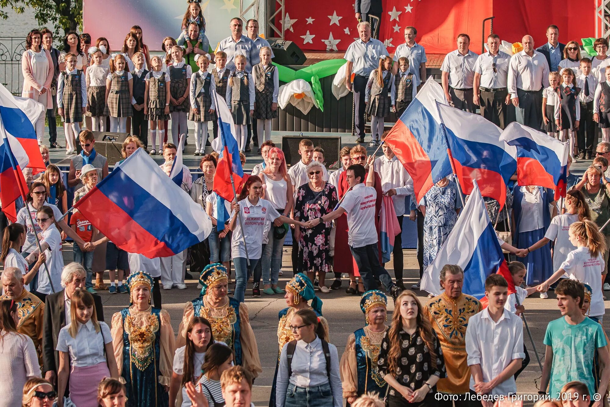 Октябрь снежинск. День снежинска. Фк снежинск. Парк зелёная поляна снежинск. Снежинск день города.