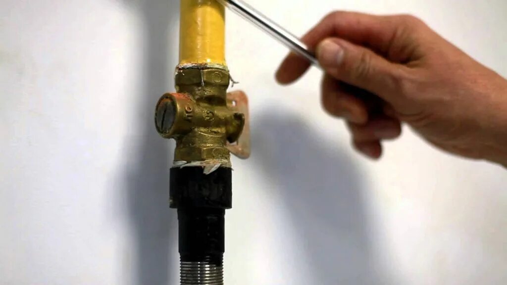 Газовая труба с вентилем. Кран перекрывающий газ. Кран на газовую трубу в квартире. Кран для перекрытия газа. Кран шаровый с сгоном газовый 1/2.