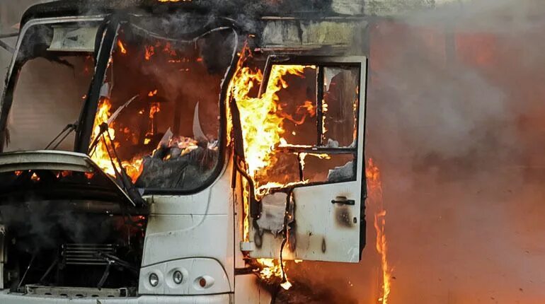 Пожар в Санкт-Петербурге автобус. В Петербурге сгорел автобус 2022.