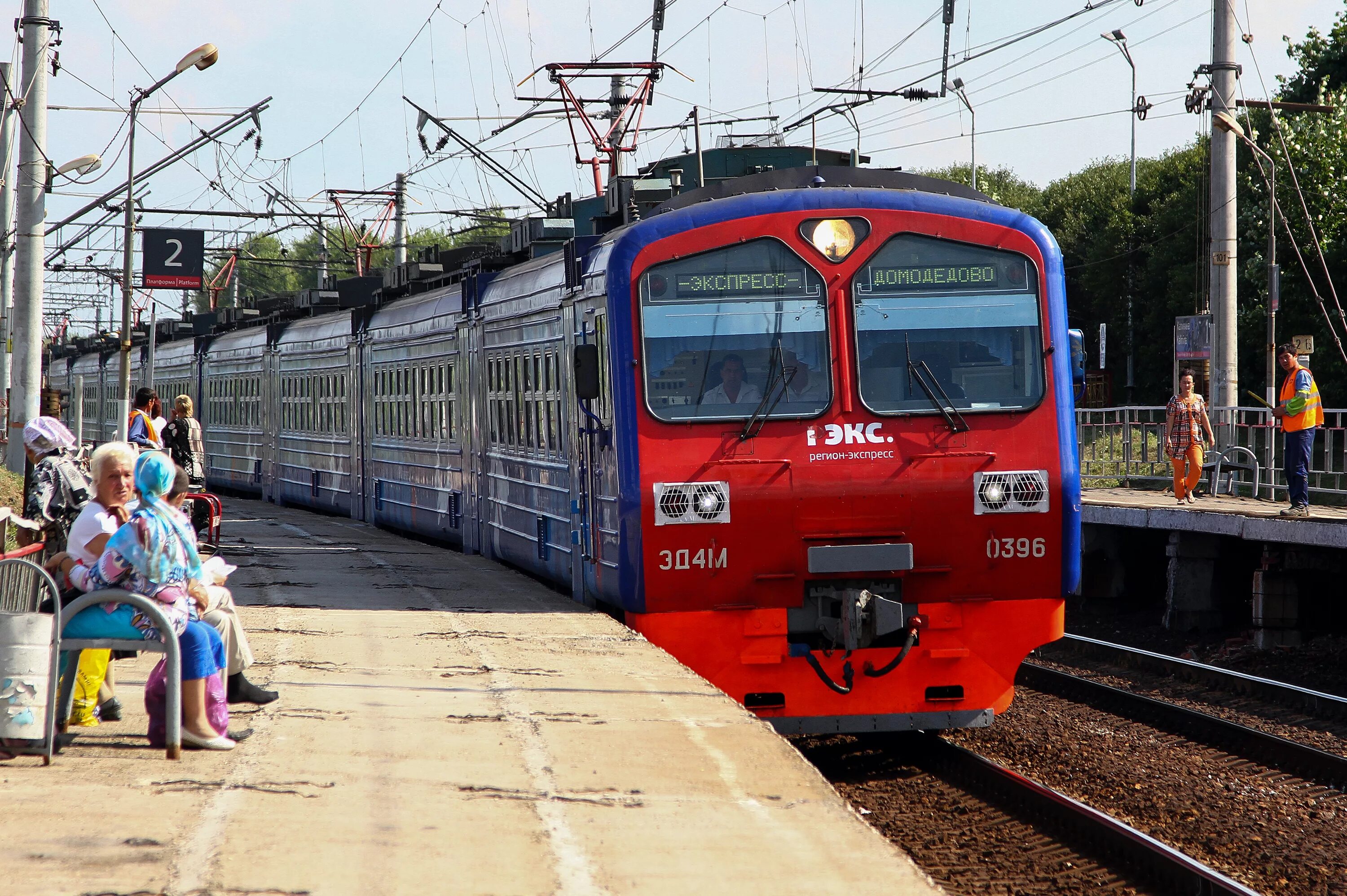 Железнодорожный московская область транспорт. Вокзал Можайск электропоезд. Пригородный поезд. Электричка Подмосковье. Поезд электричка.