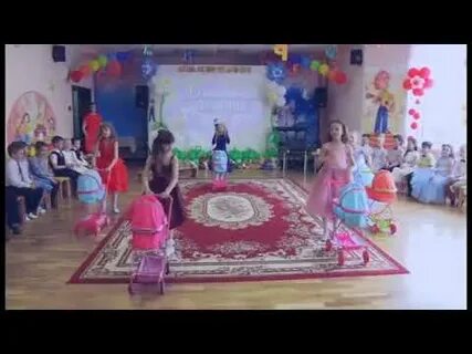 Танец с колясками в детском