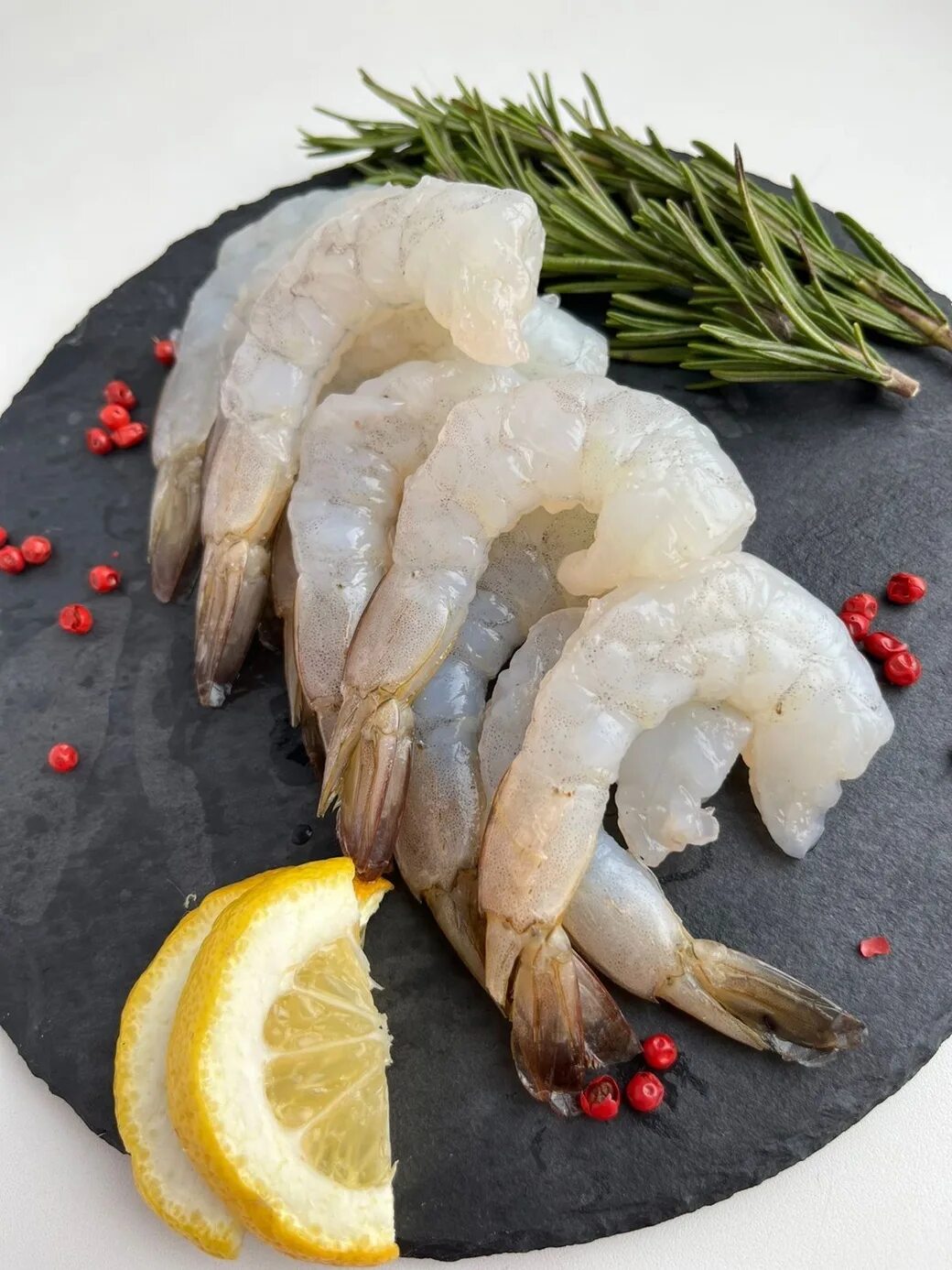 Лангустины сырые. Креветки ваннамей (королевские) 26/30/. Креветочный фон. Хвостик креветки. Прозрачная креветка.