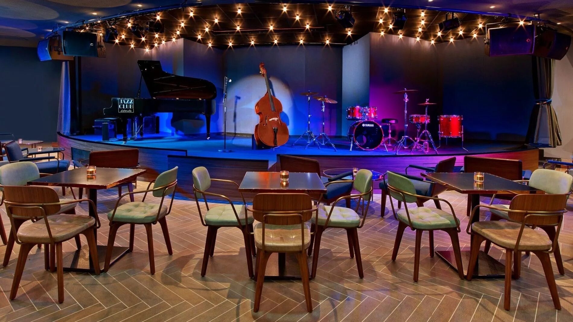 Кафе в центре с музыкой. Интерьер ресторана со сценой. Музыкальное кафе. Сцена в ресторане. Джаз кафе интерьер.
