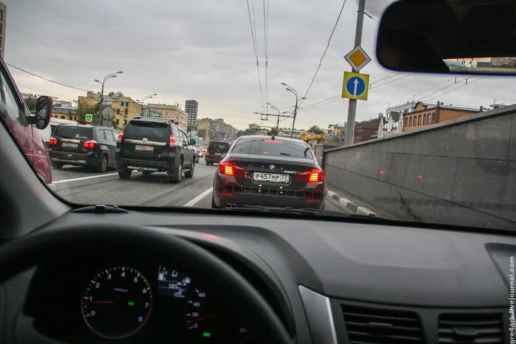 Пробка вид из машины. Москва вид из автомобиля. МКАД вид из машины. Пробка из салона машины. Из москвы на машине на 3 дня