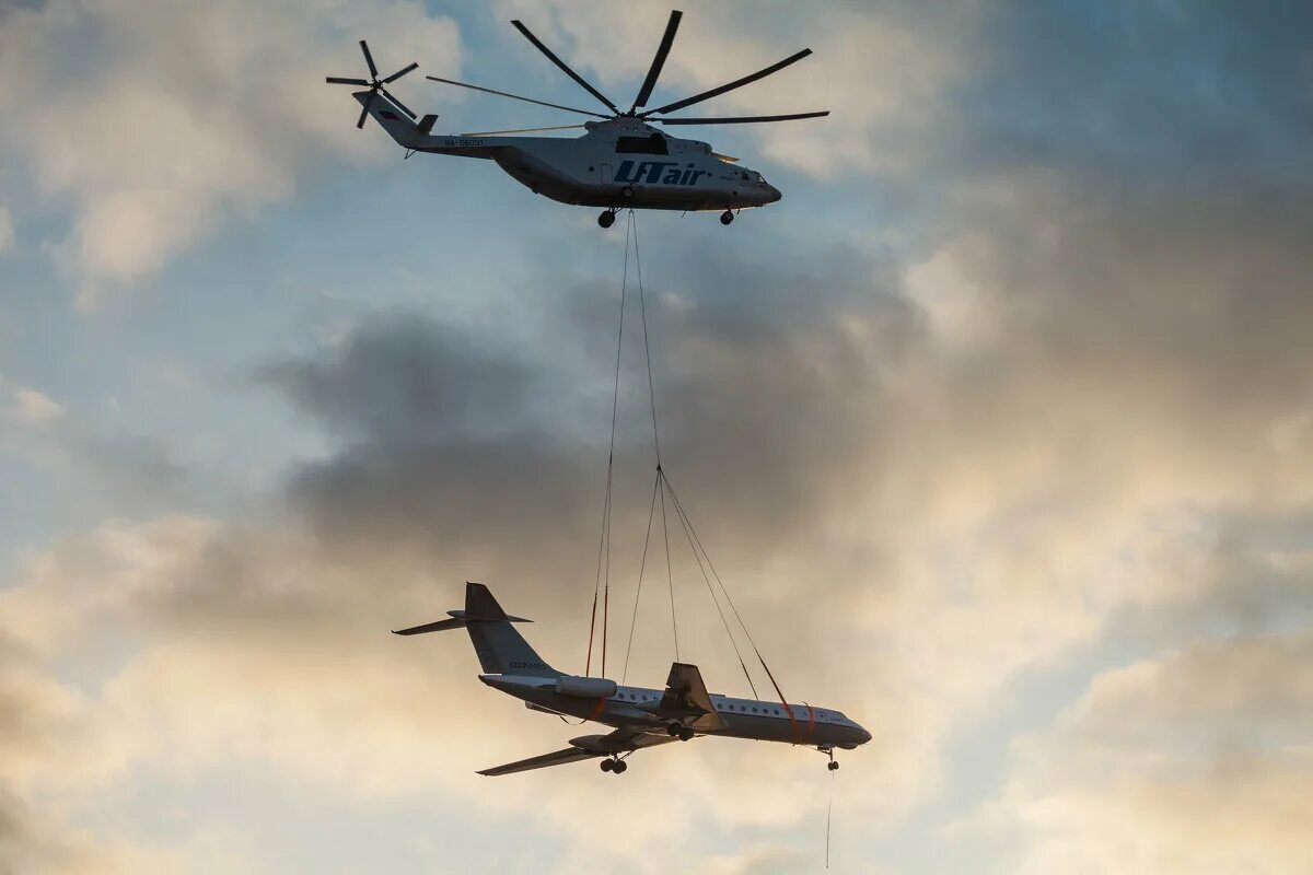 ми 26 транспортирует чинук. вертолёт ми-26 грузоподъёмность. грузовой вертолёт ми-26. Sikorsky ch-54 tarhe - тяжёлый транспортный вертолёт сша. ми 26 ту 134.