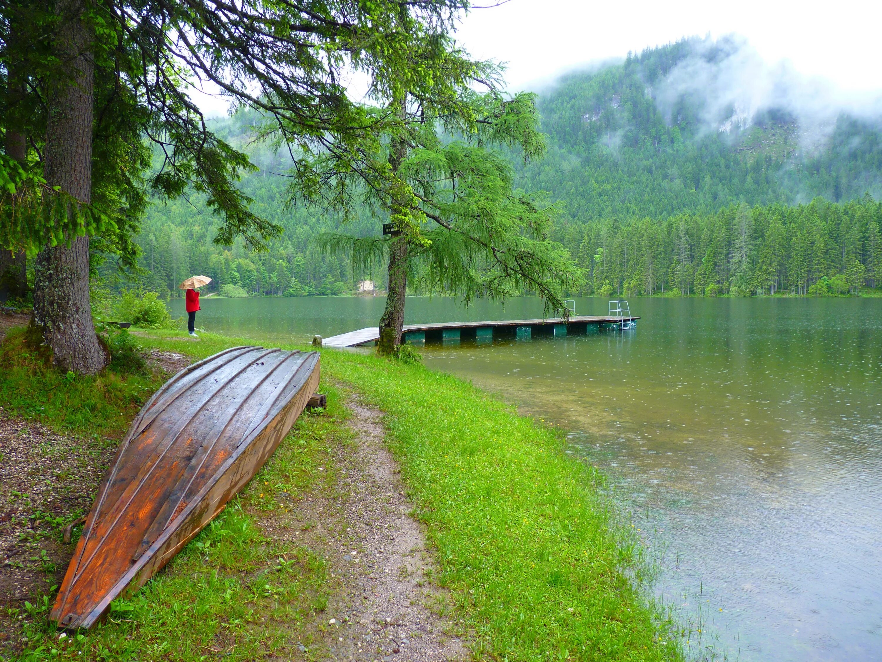 Raining rivers. Дождь на озере. Дождь на реке. Дождь на берегу реки. Дождь над озером.