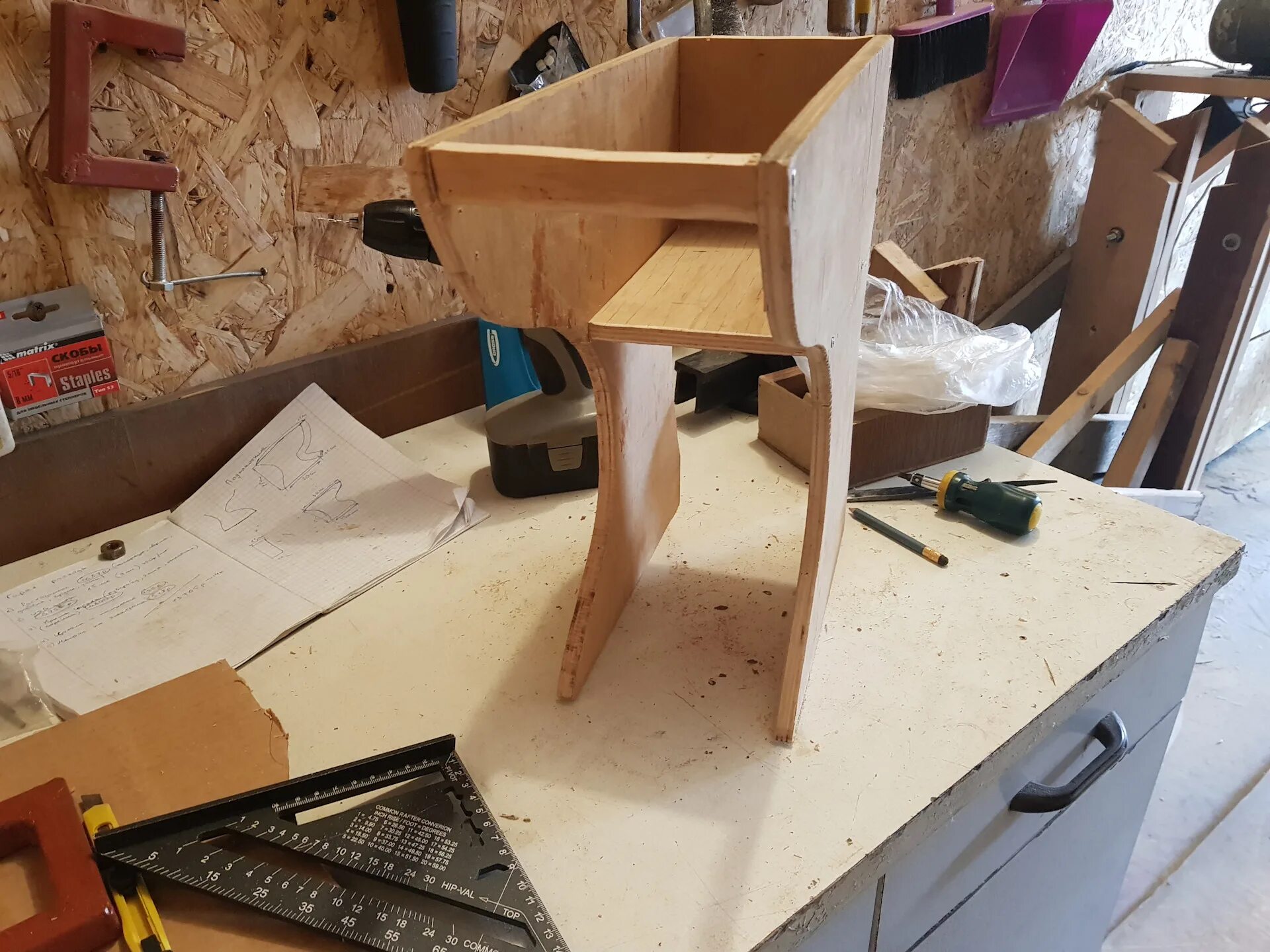 Столярка дивана честер. Подлокотник своими руками в авто. Каркас мягкого кресла. Каркас мягкого кресла. Каркас подлокотника дивана.