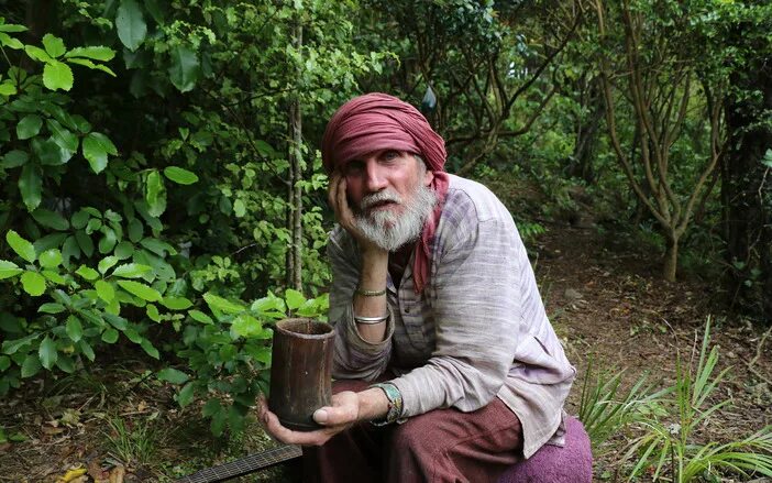 люди отшельники. африканский отшельник. жизнь монаха отшельника. африканский отшельник. чум внутри.