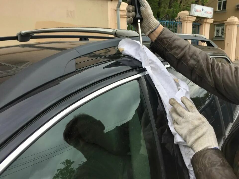 Вскрытие автомобиля без ключа. Как оставить машину заведенной без ключа. Открытие замка автомобиля без ключа. Как открыть машину без ключей за 10 секунд. Ключи остались в машине.