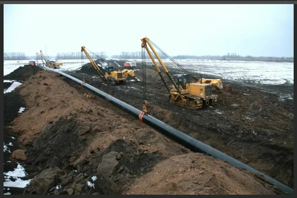 укладка трубопровода. подземная прокладка нефтепровода. слани для экскаватора с 219 трубы. прокладка нефтепровода. прокладка трубопровода.