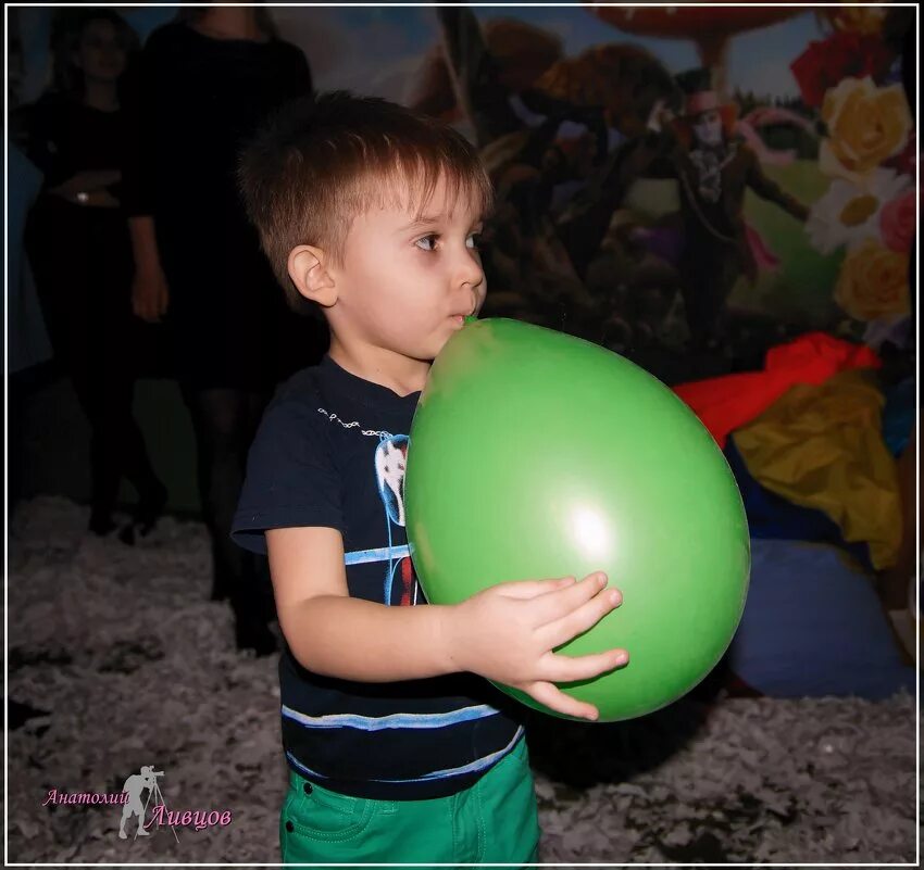 Надуть шары екатеринбург. Дети надувают шарики. Мальчик надувает воздушный шарик. Дети надувают мячик. Мальчик надувает мяч.