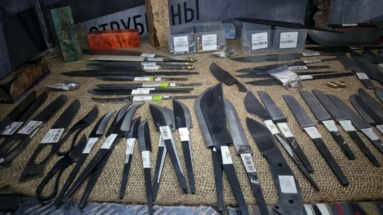 Ножевой двор. Русский нож. Московский ножевой клуб, москва. Rwl 34 нож. Человечек с ножом.