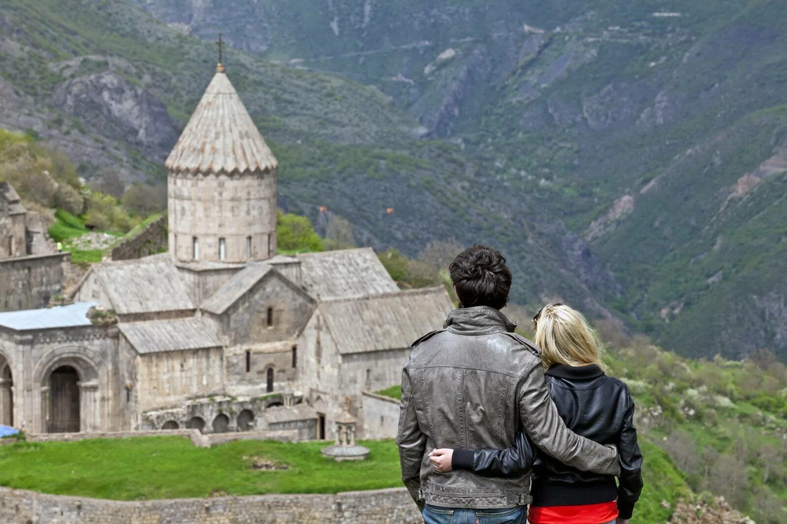 Можно ехать в армению. Татев Армения. Татевский монастырь. Экскурсия в Татевский монастырь. Армения туристическая.