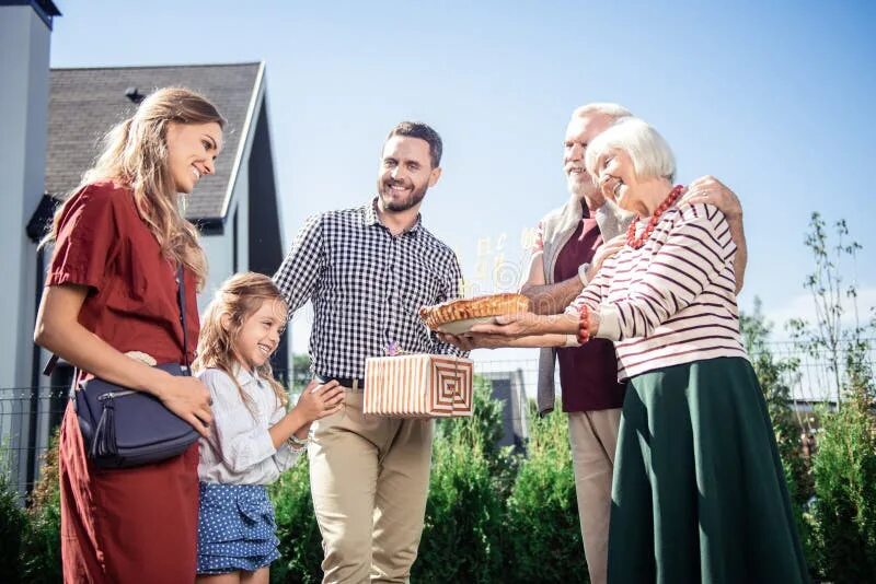 Визит родственников. Визит родственников. Приход гостей. Визит родственников. Встреча с родителями.